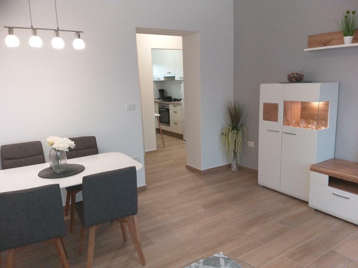 Apartman Luka Pula Buitenkant foto